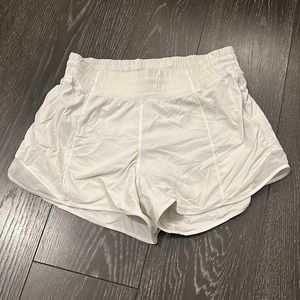 lulu lemon white hotty hot 4in shorts